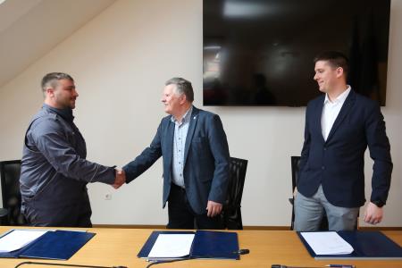 Podpis pogodbe VGV 1 za PGD Dolenja vas 07 Foto Ljubo Vukelič